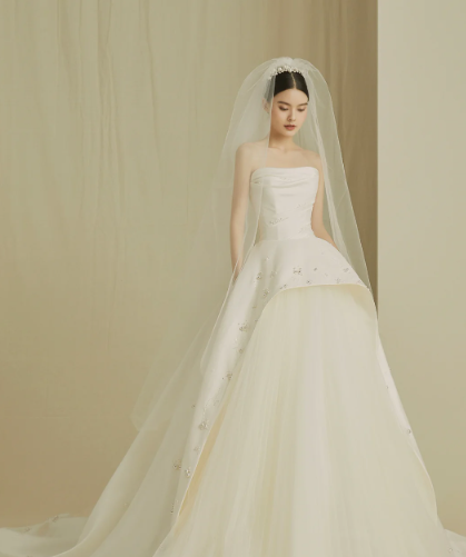 Elegant Ball Gown Strapless Satin Tulle Beaded With Veil Long Wedding Dresses