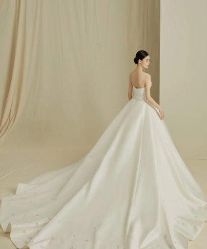 Elegant Ball Gown Strapless Satin Tulle Beaded With Veil Long Wedding Dresses