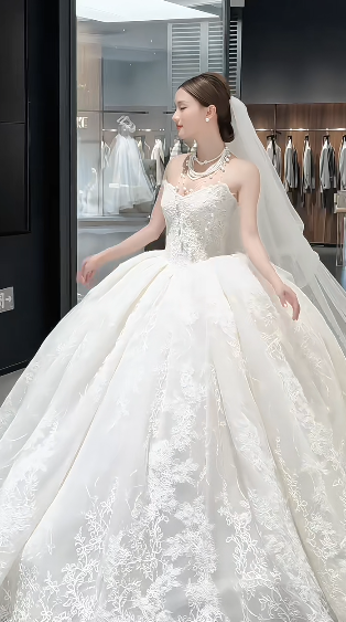 Timeless Ball Gown Strapless Tulle Lace With Veil Long Wedding Dresses
