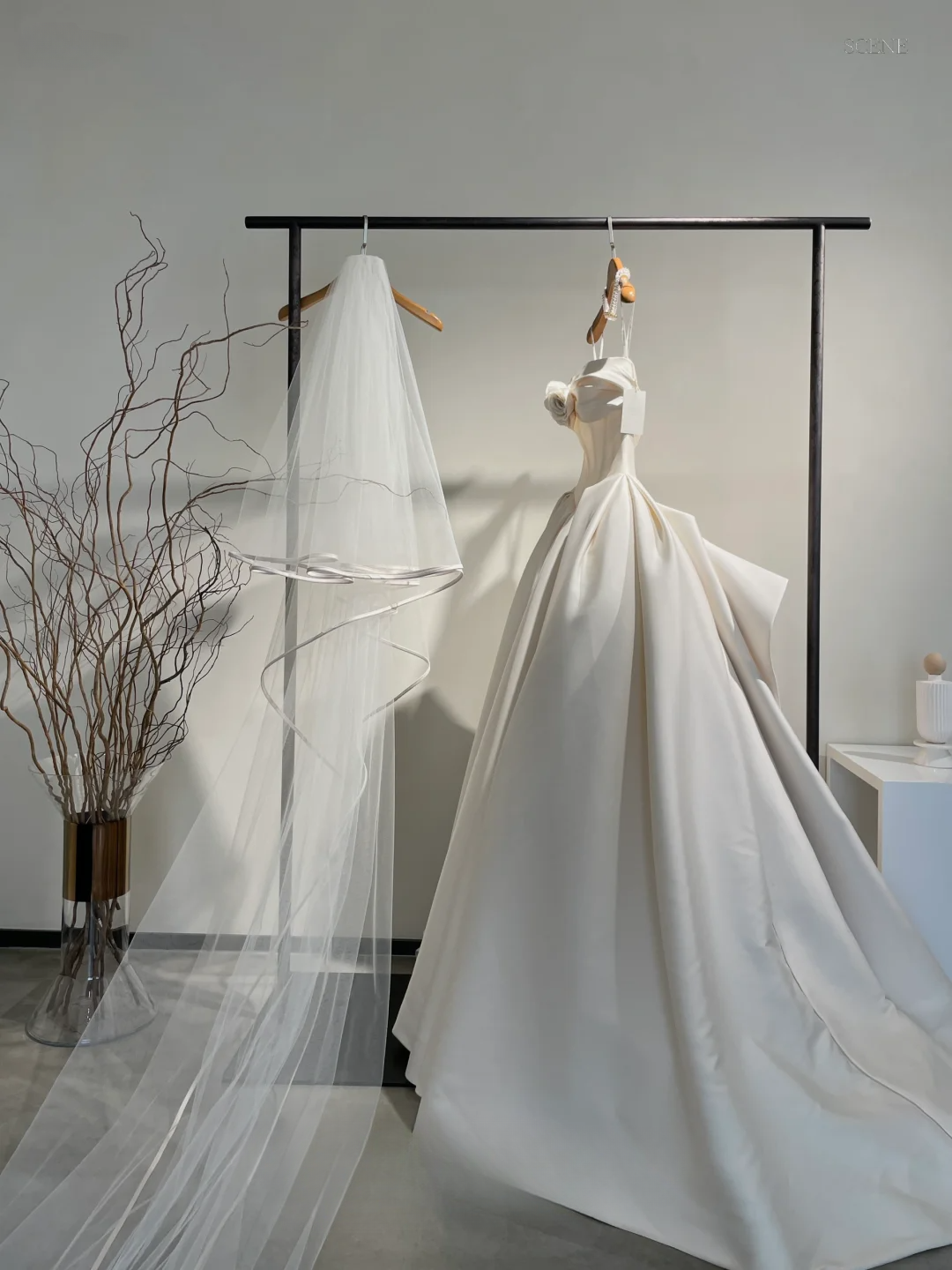 Elegant Ball Gown Spaghetti Straps Satin Flower With Veil Long Wedding Dresses
