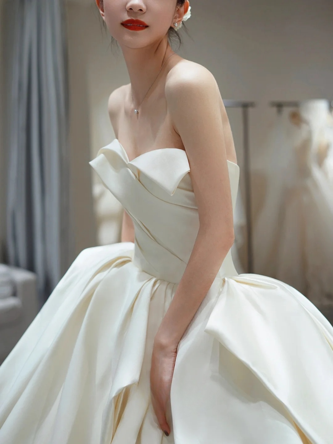 Pretty Ball Gown Strapless Satin Pleated With Veil Long Wedding Dresses