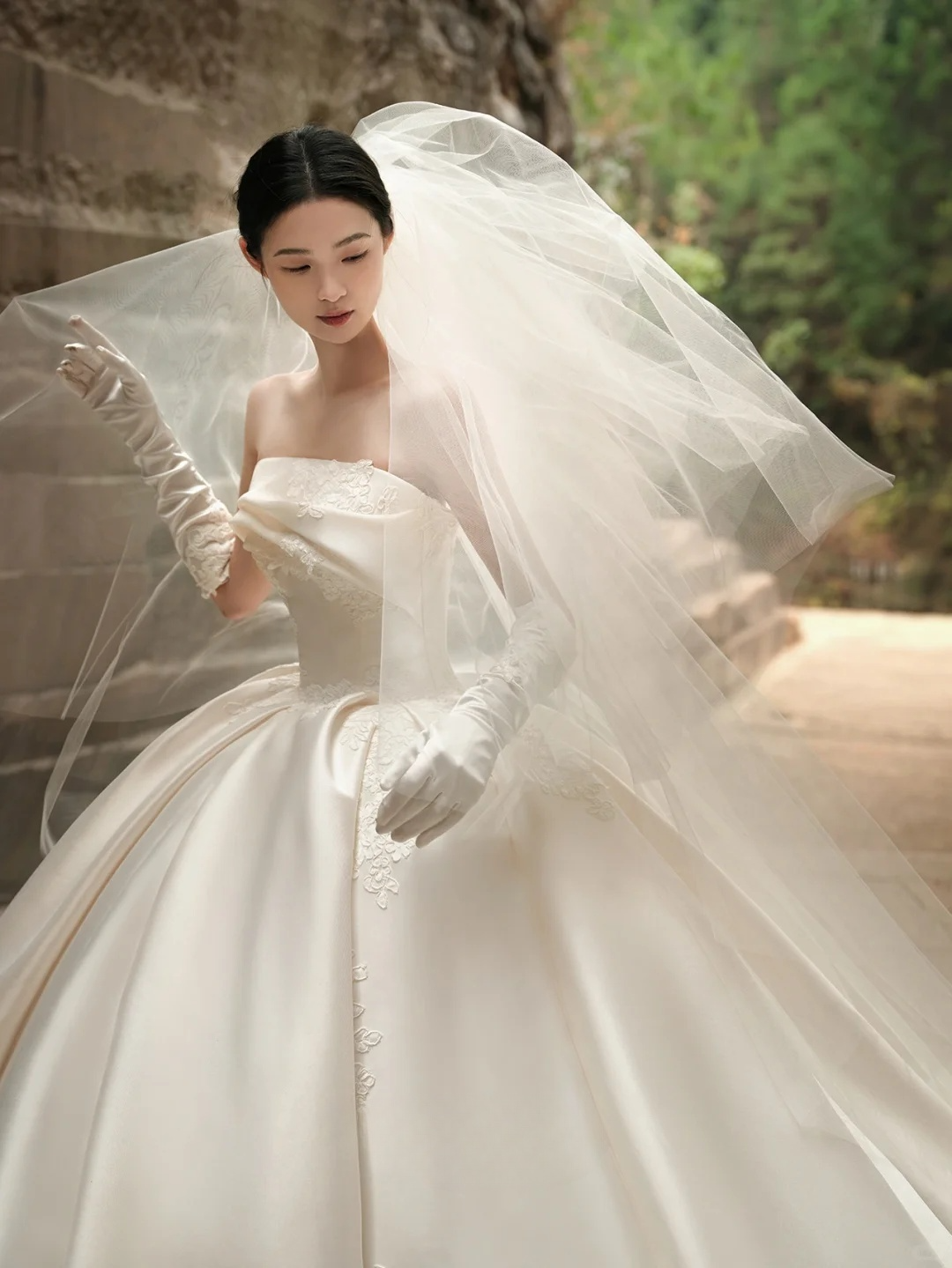 Elegant Ball Gown Strapless Satin Applique With Gloves Veil Long Wedding Dresses