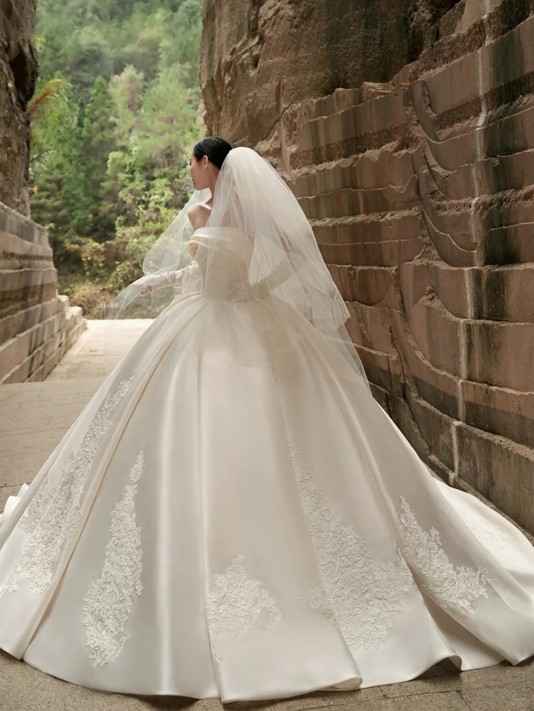 Elegant Ball Gown Strapless Satin Applique With Gloves Veil Long Wedding Dresses