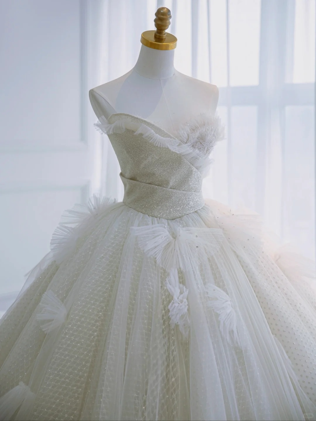 Elegant Ball Gown Strapless Tulle Sequin Long Wedding Dresses