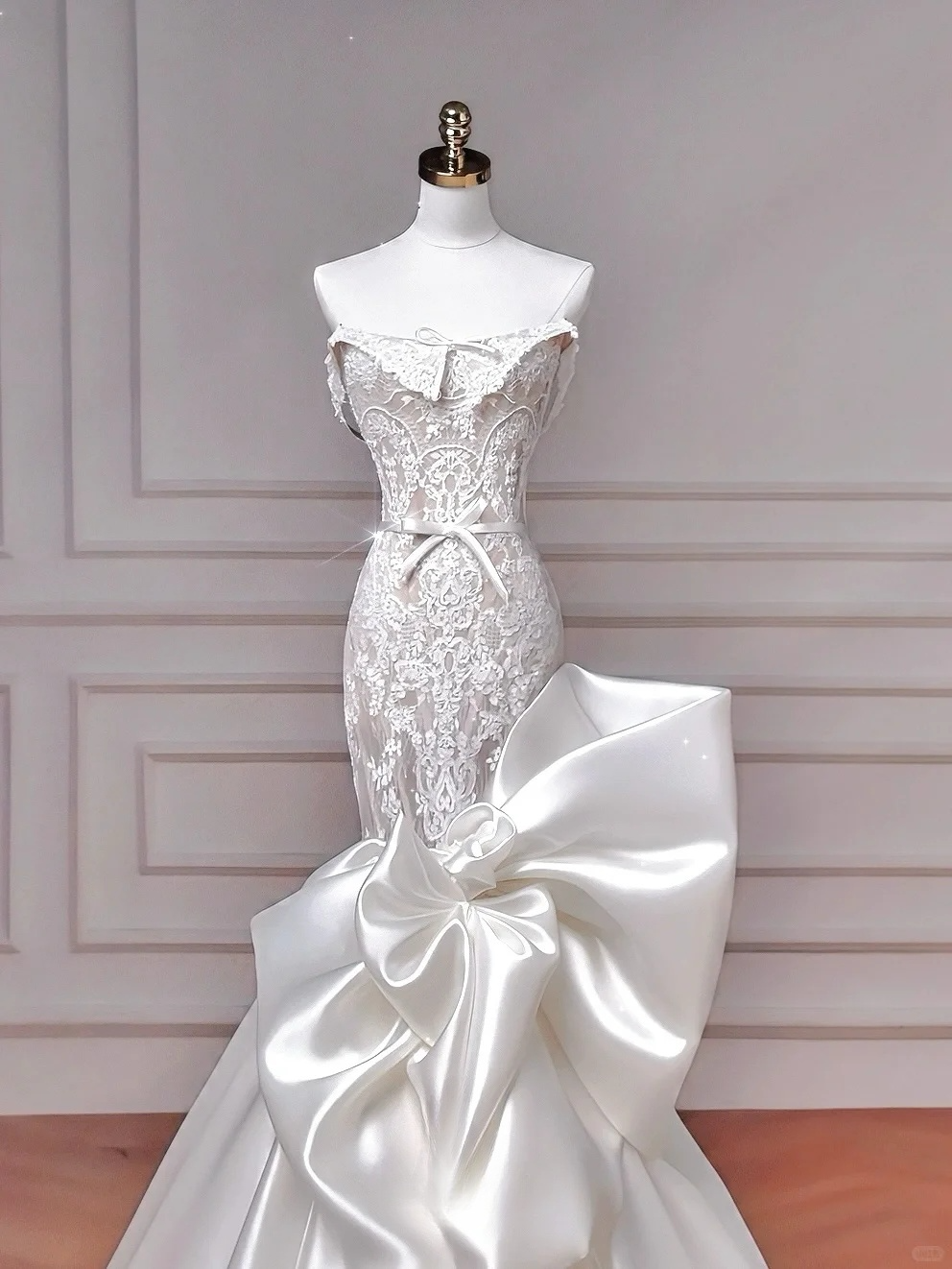 Stunning Mermaid Strapless Satin Lace Long Wedding Dresses
