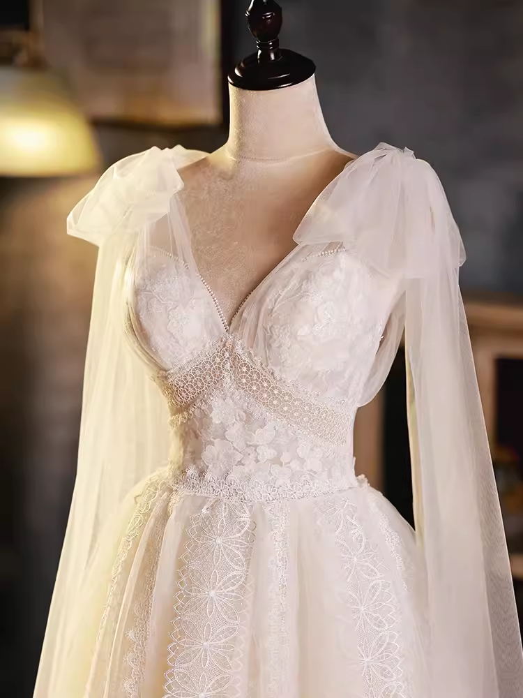 Elegant Ball Gown V Neckline Tulle Party Dress Lace White Homecoming Dresses