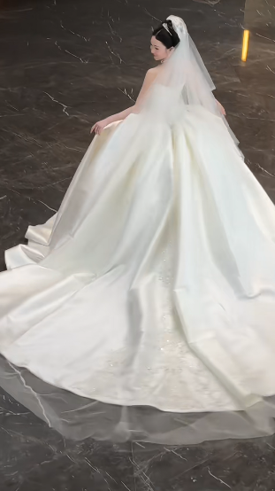 Gorgeous Ball Gown Strapless Satin Sequin Beads With Veil Long Wedding Dresses