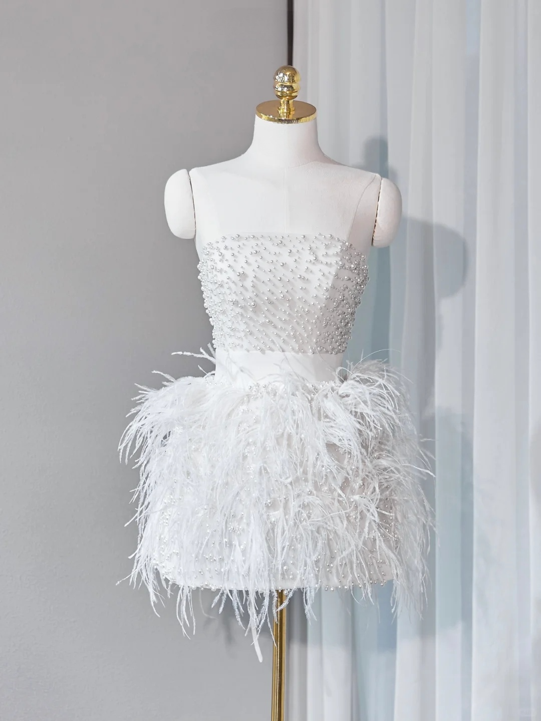 Sweet White Mermaid Strapless Satin Beads Feather Short Homecoming Dress 16th Birthday Outfits