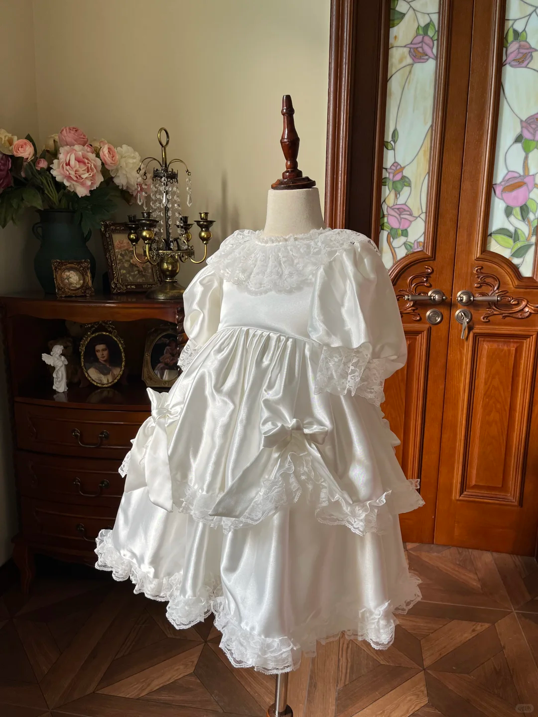 Vintage Princess A Line Tiered Satin Lace With Short Sleeves Flower Girl Dress