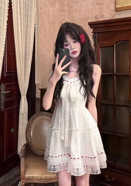 White lace openwork halter top, new summer French sweet short dress