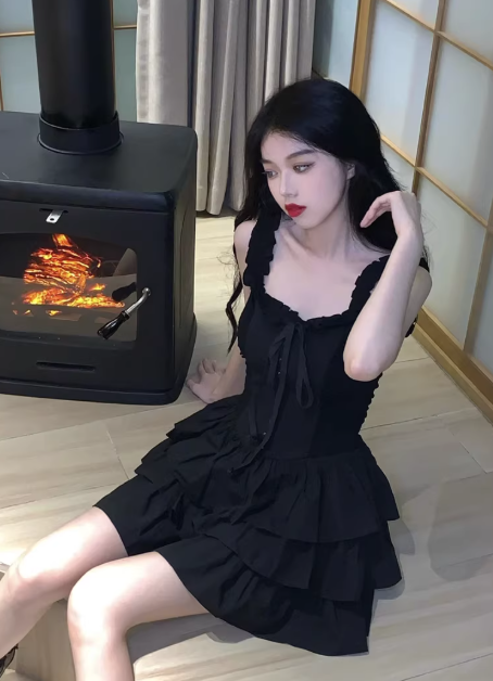 Hepburn-style black halter-neck sexy strappy waist ruffled short dress