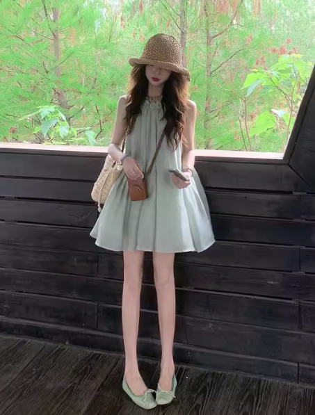French-style soft and gentle loose-fitting sleeveless halter neck short dress