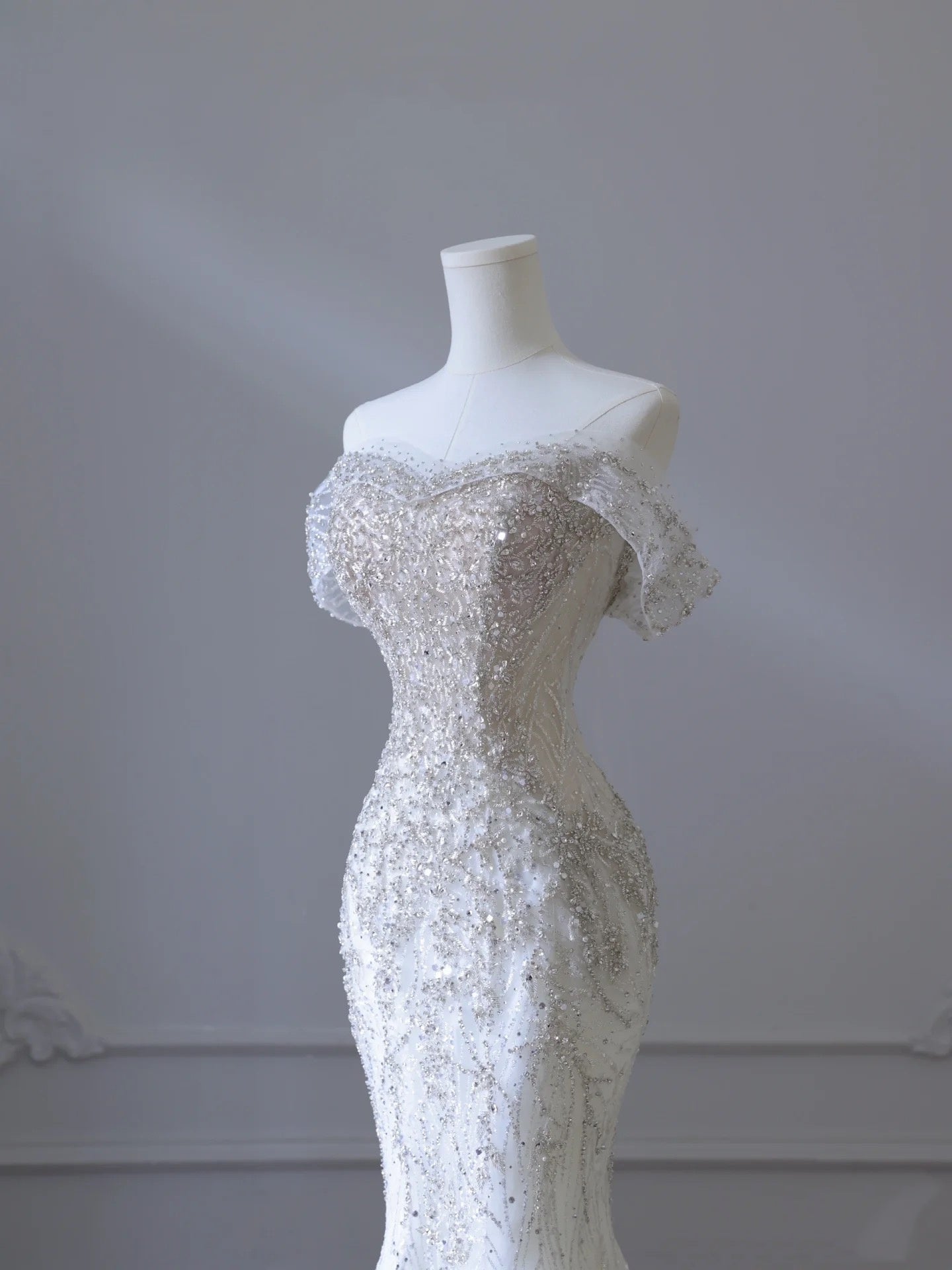 Elegant Mermaid Off The Shoulder White Long Tulle Wedding Dresses With Beads