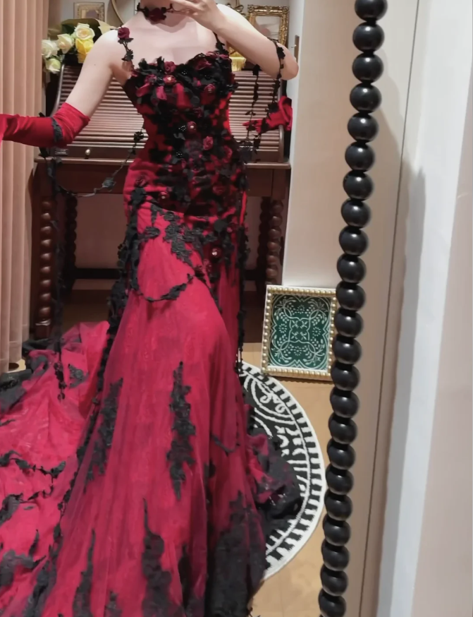 Charming Spaghetti Straps Burgundy Lace Appliques Beaded Mermaid Long Party Dress Evening Dress With Flowers