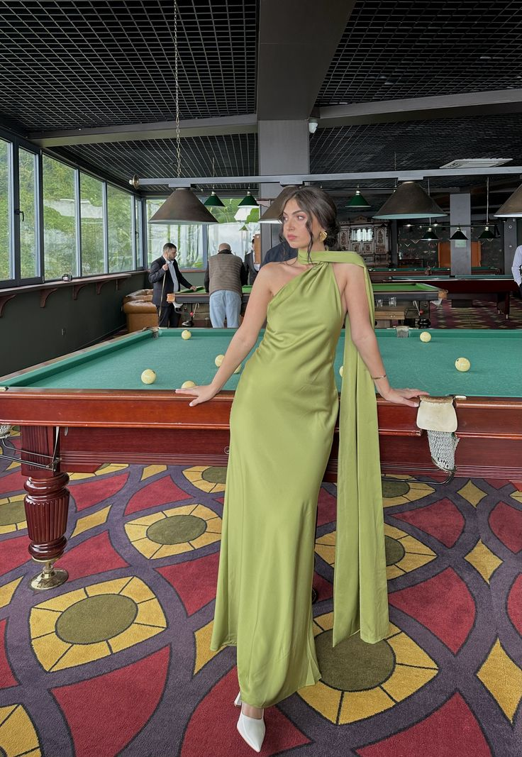 Elegant Green Halter Satin Long Wedding Guest Dress Backless Formal Evening Dress