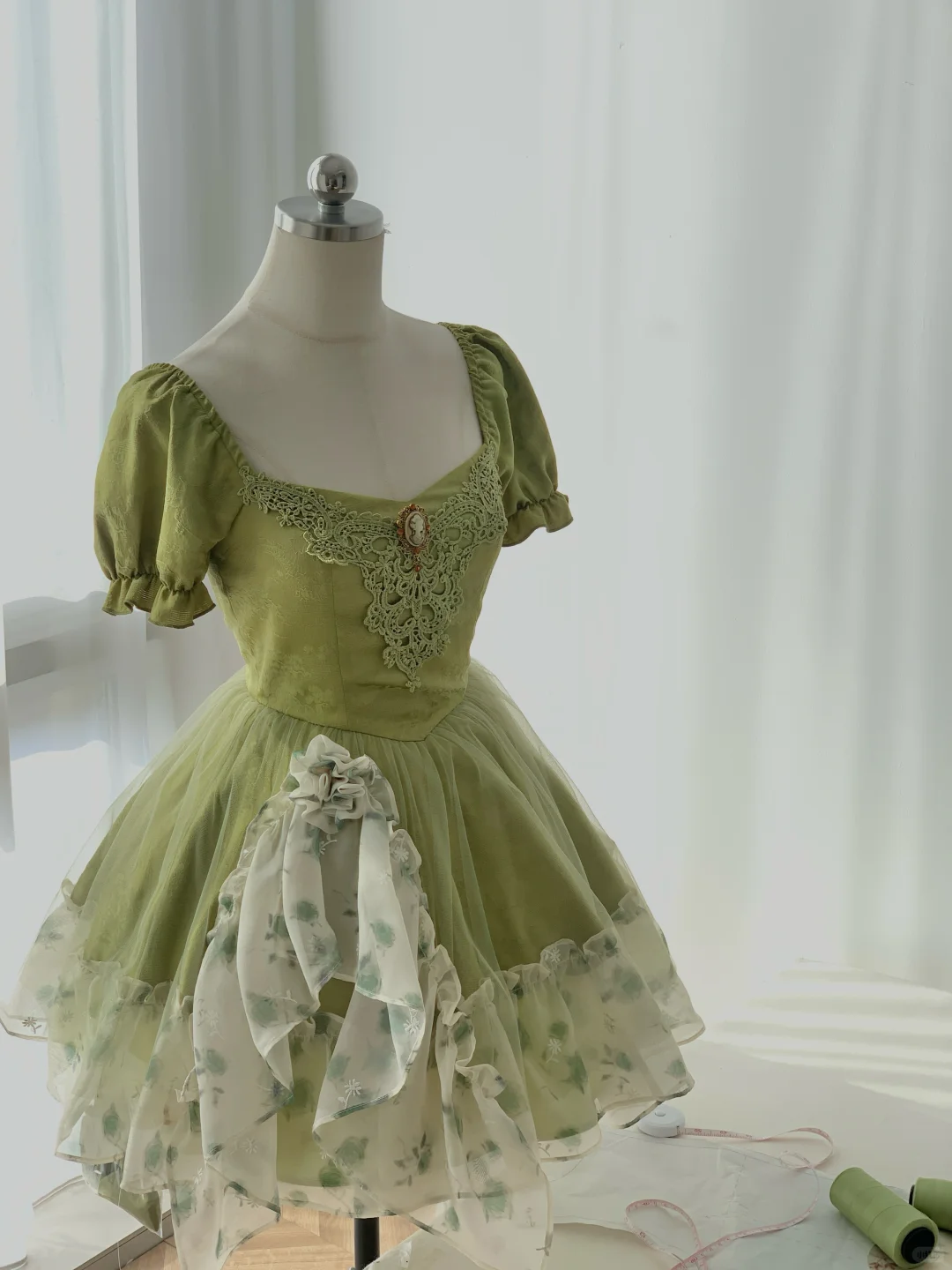 Classy Green Satin Lace Appliques Ruffles A Line Graduation Homecoming Dress 17th Birthday Outfits