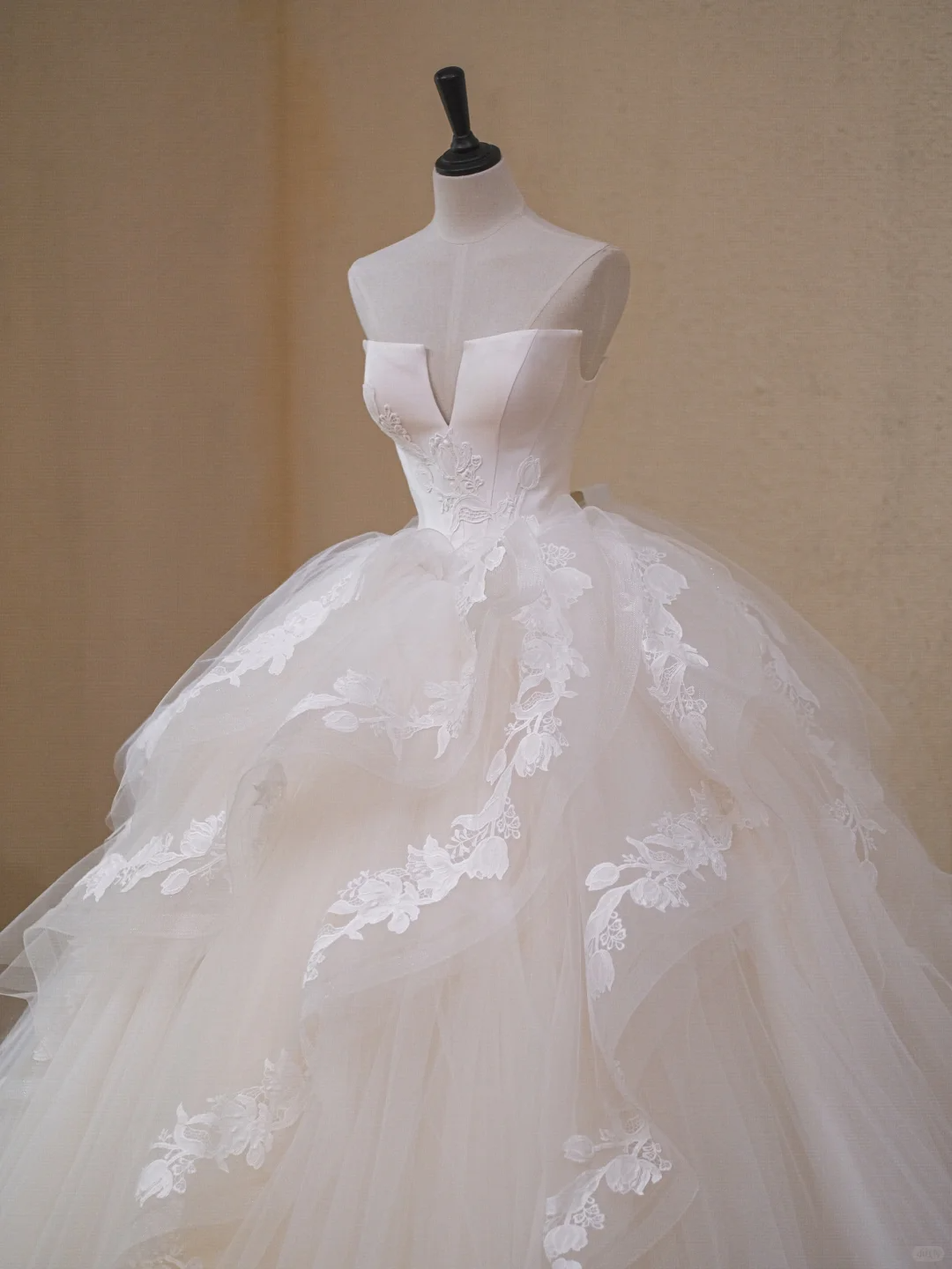 Classy Strapless White Tulle Lace Appliques Long Wedding Dress Formal Bridal Dress