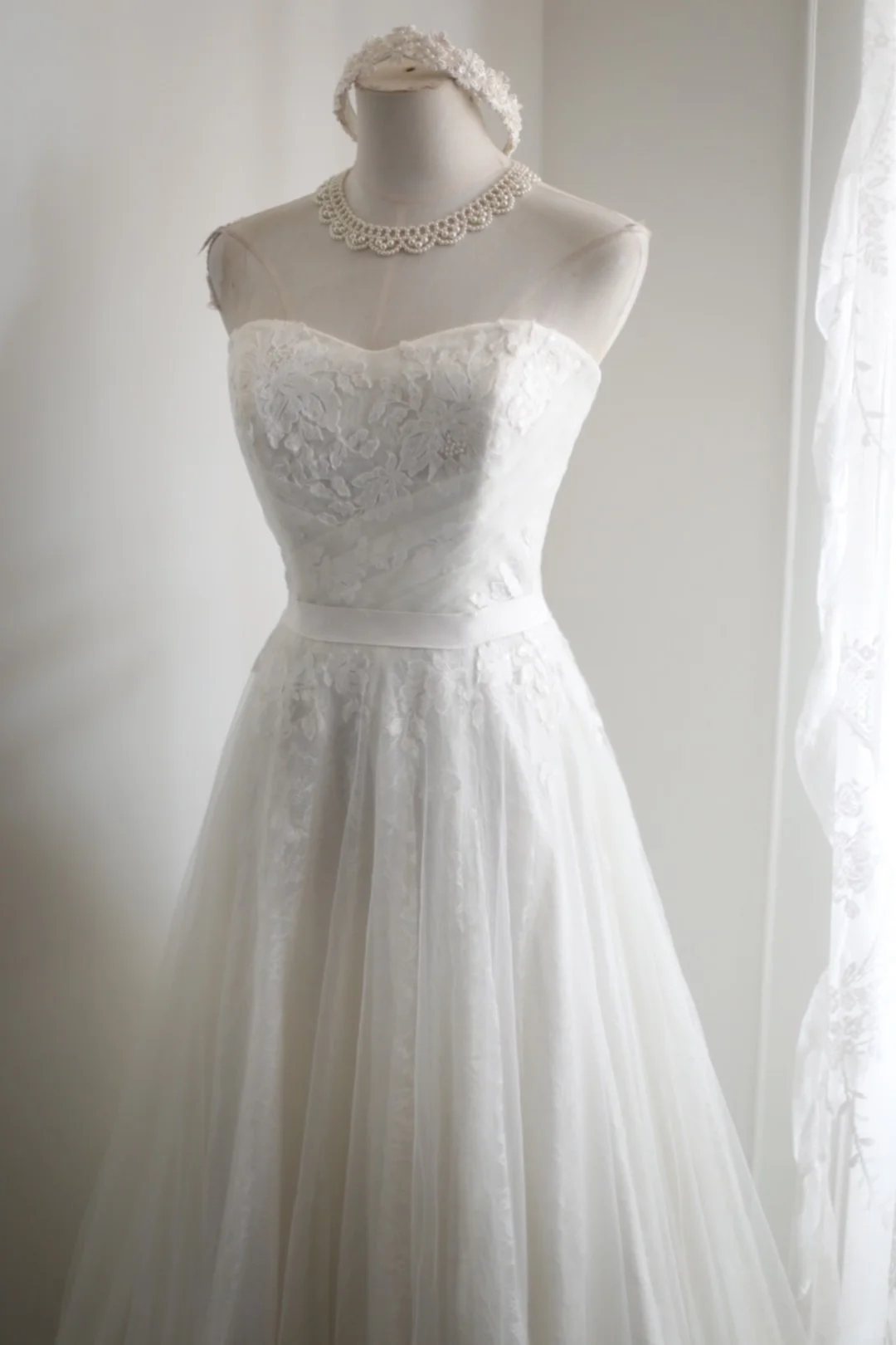 Vintage Strapless White Tulle Lace Appliques Wedding Dress