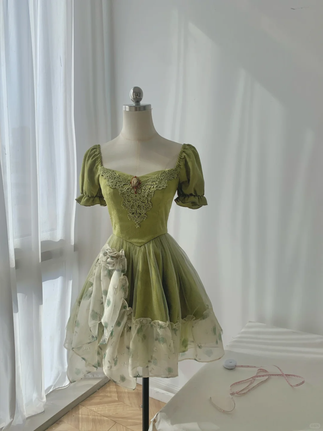 Classy Green Satin Lace Appliques Ruffles A Line Graduation Homecoming Dress 17th Birthday Outfits