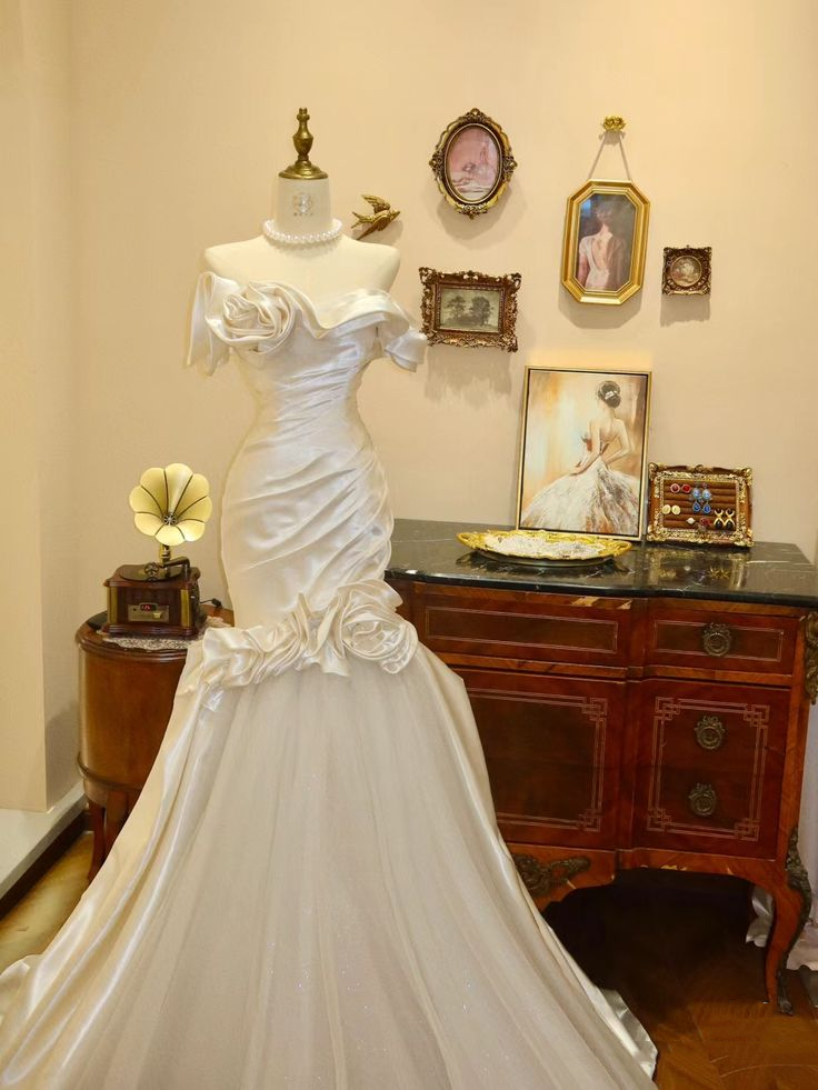 Pretty White Satin Pleated Rose Flowers Tulle Mermaid Long Wedding Dress