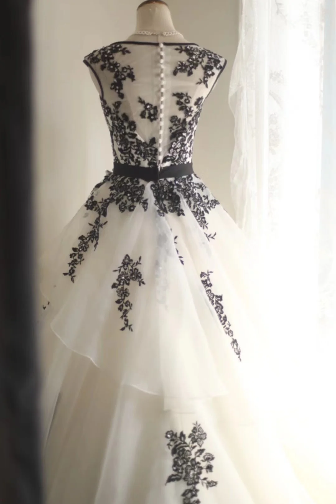 Elegant White Tulle Lace Appliques Formal Wedding Dress