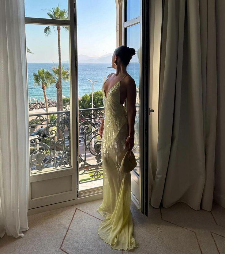 Sexy Yellow V Neck Sequin Chiffon Mermaid Party Evening Dress Backless Long Prom Dress
