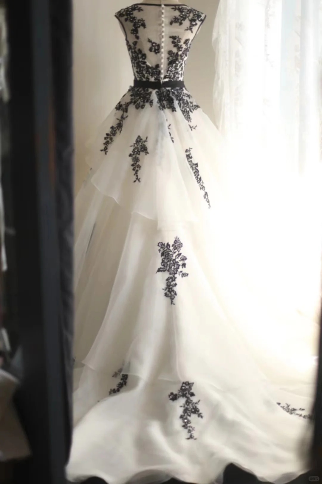Elegant White Tulle Lace Appliques Formal Wedding Dress
