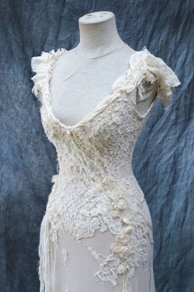 Vintage Off-white Slim-fit Trailing V-neck 3D Floral Lace Long Prom Dress Wedding Dress