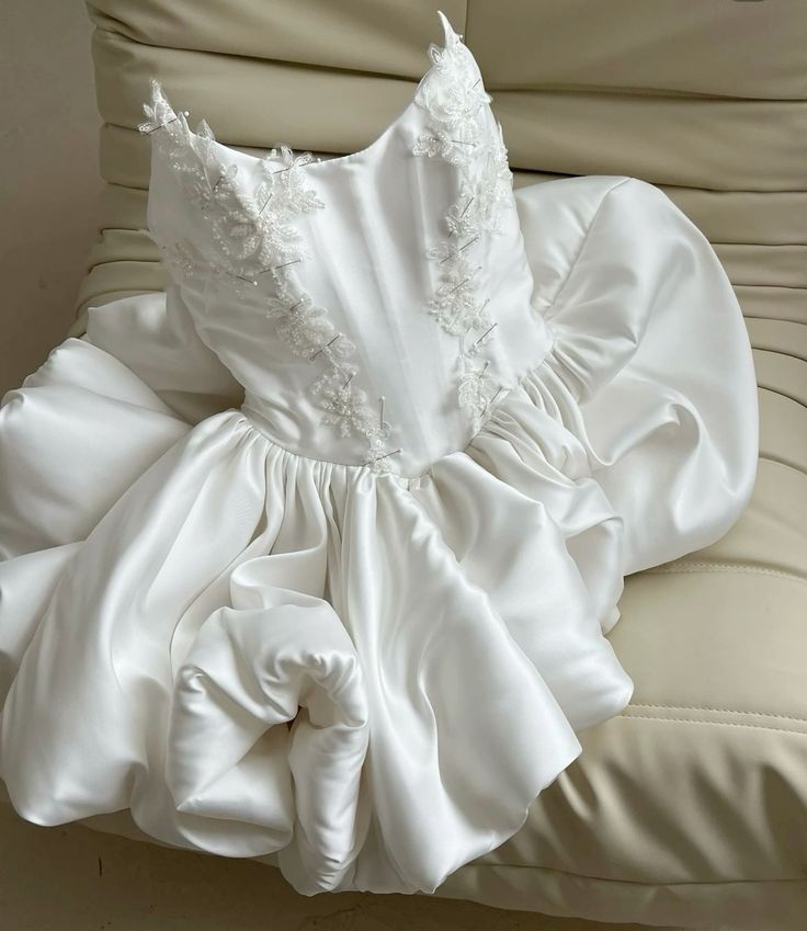 Vintage White Lace Pattern Large Puffy Skirt Satin 16th Birthday Homecoming Dress