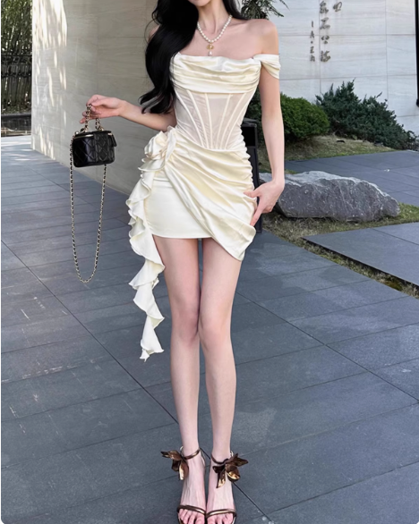 Sweet Satin Off-the-shoulder Hip-wrapped Herringbone 17th Birthday Homecoming Dress