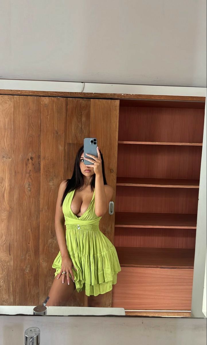 Sexy Green Deep V-Neck Halter Neck Mini 17th Birthday Homecoming Dress