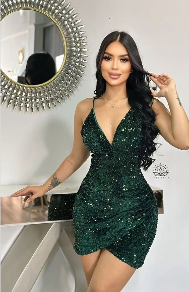 Shiny V-neck Sequined Hip-hugging 19th Birthday Homecoming Dress