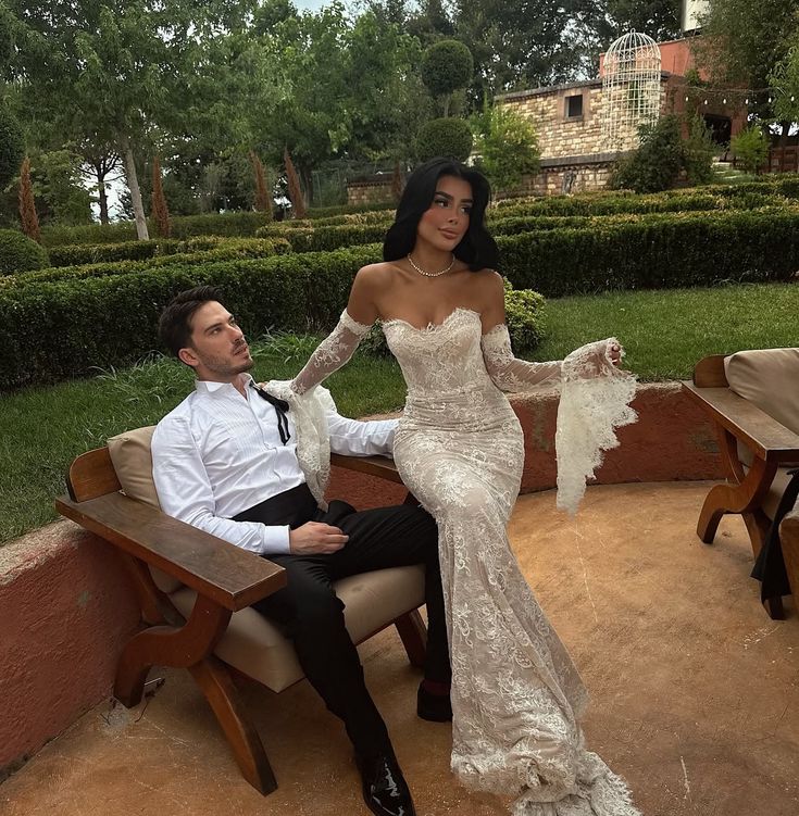 Luxurious Ivory Mermaid Sweetheart Neck Lace Train Wedding Dress