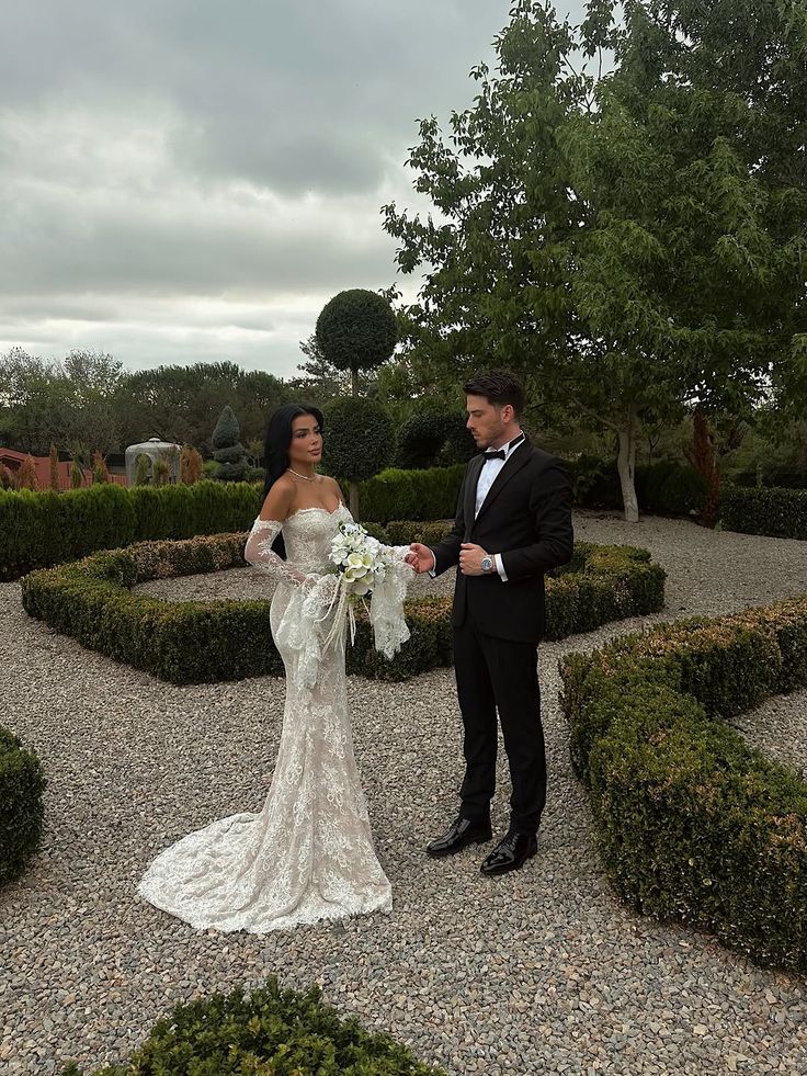 Luxurious Ivory Mermaid Sweetheart Neck Lace Train Wedding Dress