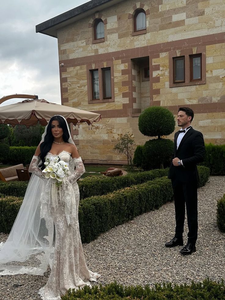 Luxurious Ivory Mermaid Sweetheart Neck Lace Train Wedding Dress