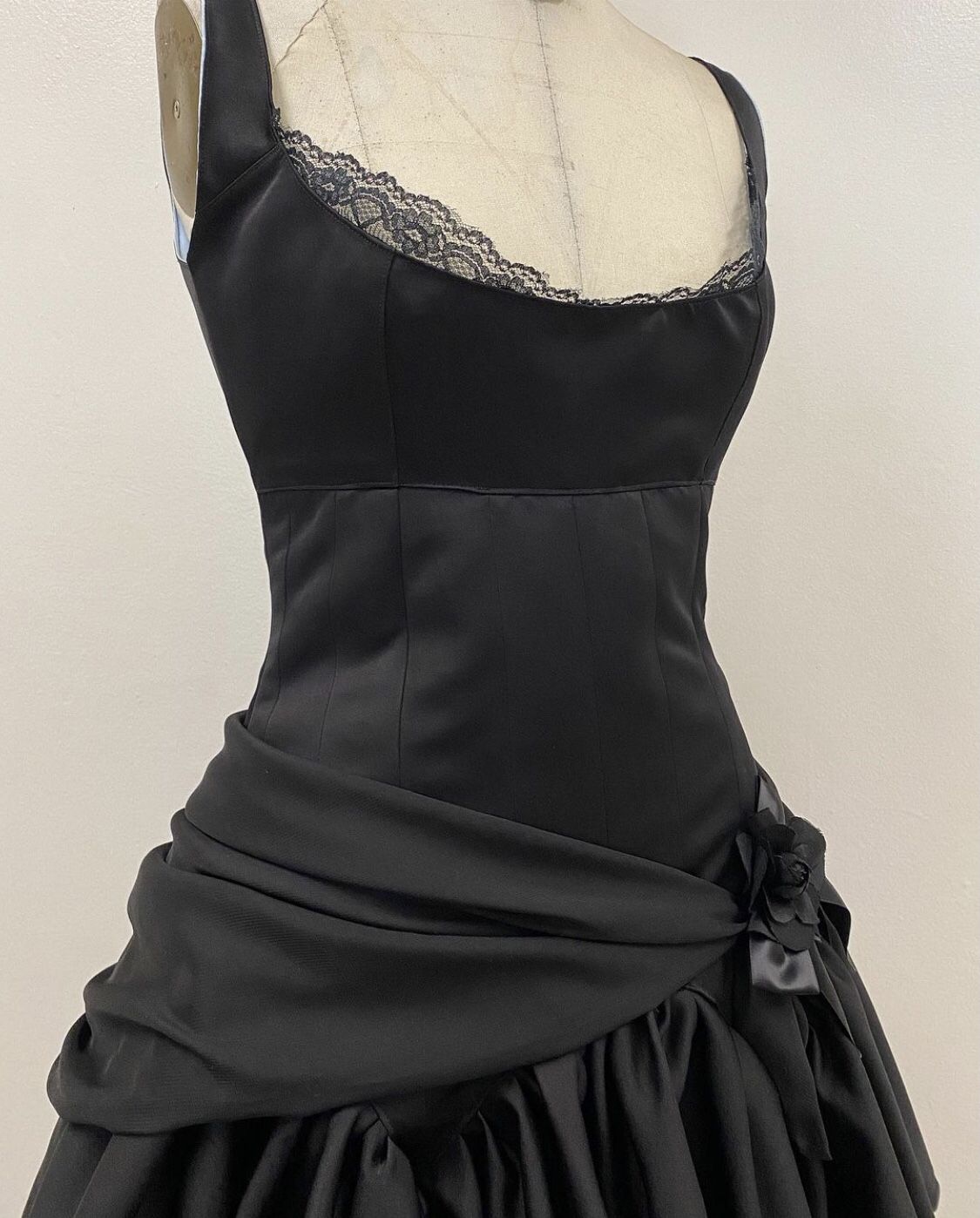 Elegant Black Lace-trimmed A-line Satin Birthday Party Homecoming Dress With Tie-back