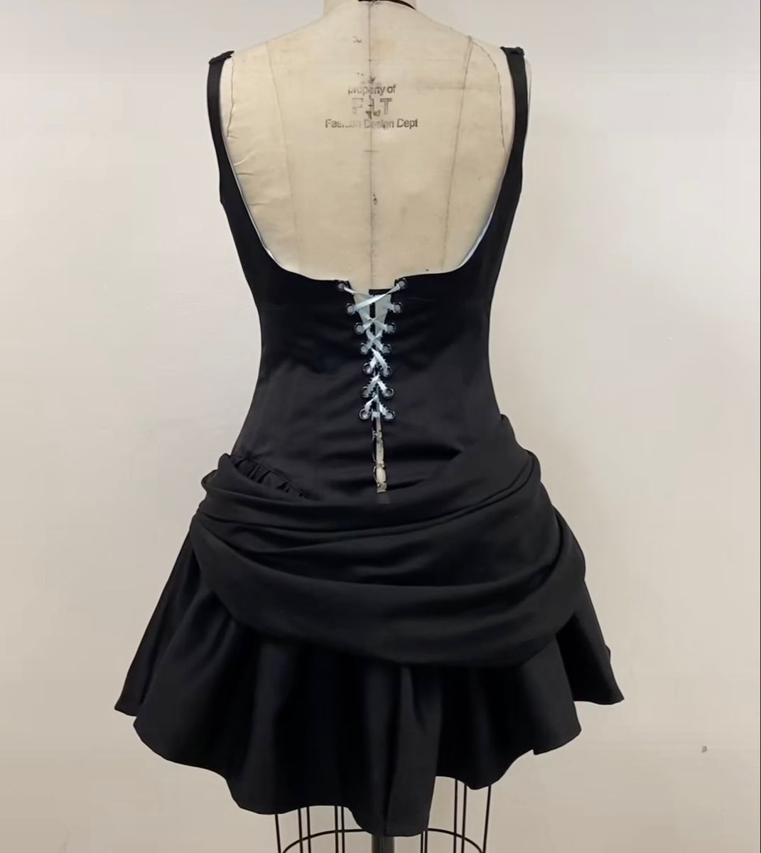 Elegant Black Lace-trimmed A-line Satin Birthday Party Homecoming Dress With Tie-back