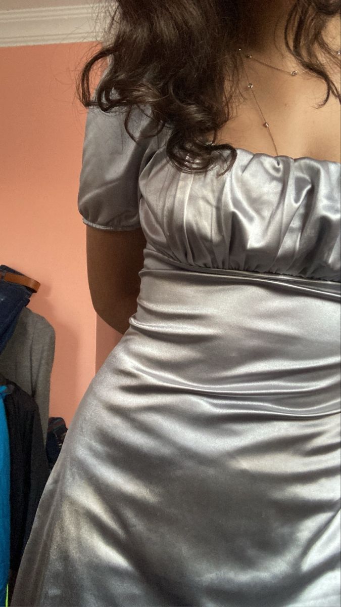 Elegant Silver-gray Puff Short-sleeved Pleated Slim-fit Satin Birthday Party Homecoming Dress