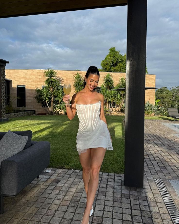 Simple White Tube Top Fishbone Irregular Lace Hip-wrapped Birthday Party Homecoming Dress