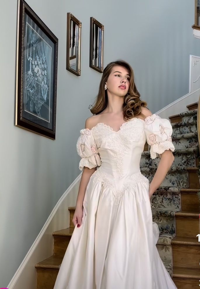 Vintage Retro Off-White Off Shoulder 3D Rose Lace Embroidery Satin Train Prom Dress Evening Dress