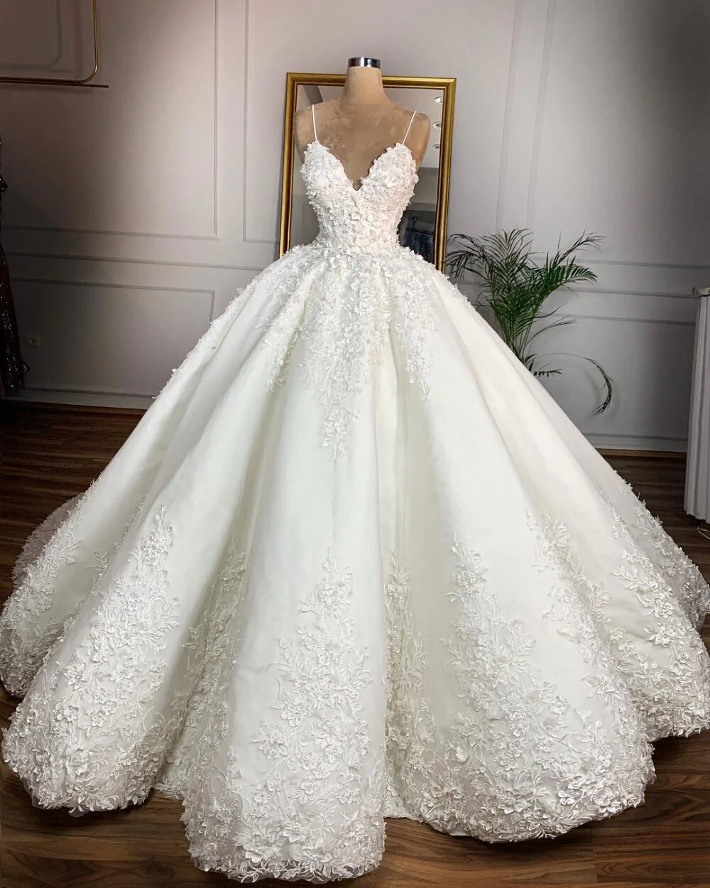 Full A Line Wedding Ball Gown Lace Spaghetti Straps Ball Gown