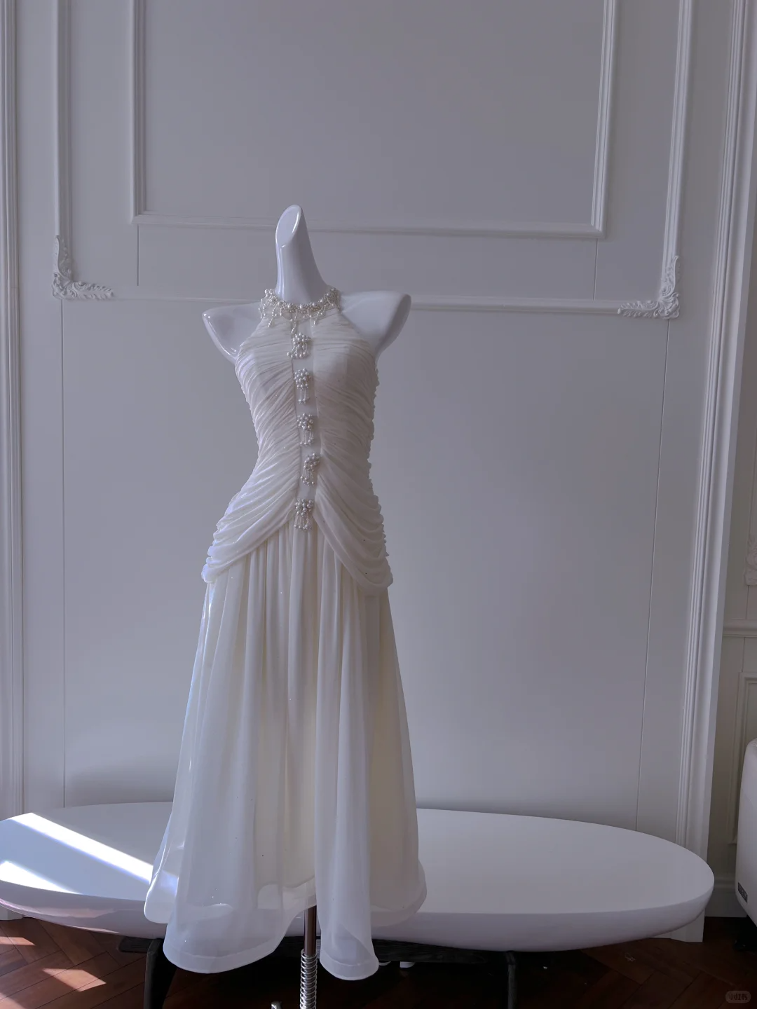 Elegant Chiffon Pleated Sleeveless Birthday Party Dress White Vacation Dress With Pearls