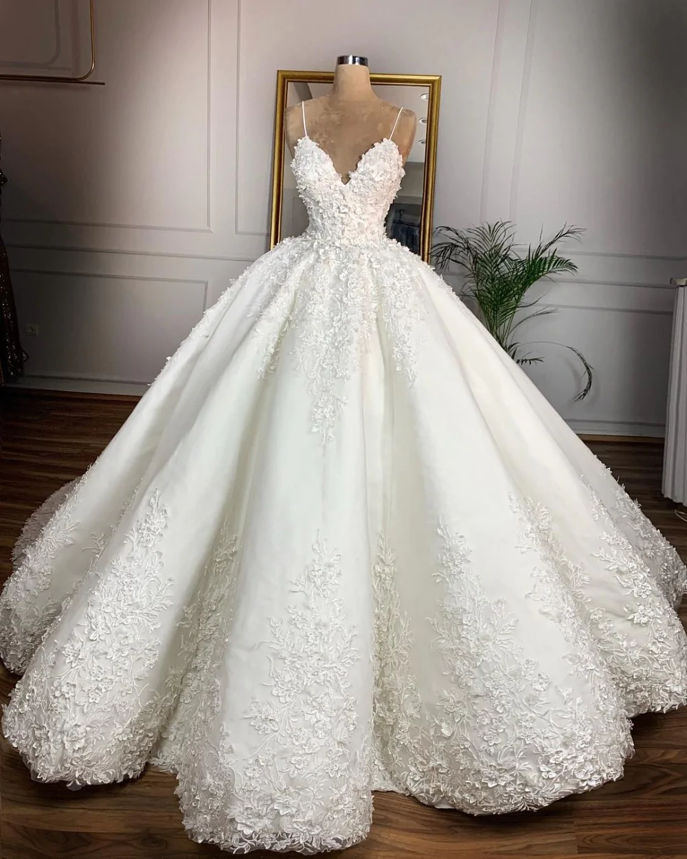 Full A Line Wedding Ball Gown Lace Spaghetti Straps Ball Gown