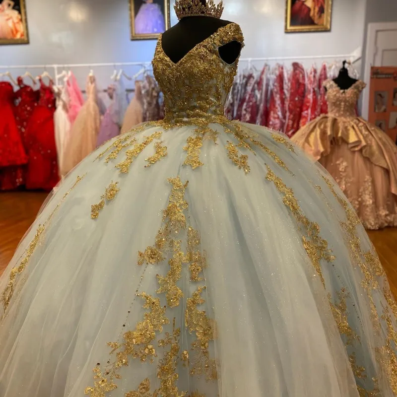 Sky Blue Sexy V-Neck Ball Gown Luxury Beaded Gold Applique Quinceanera Dresses Sleeveless Tull Princess Sweet 16 15 Vestidos De
