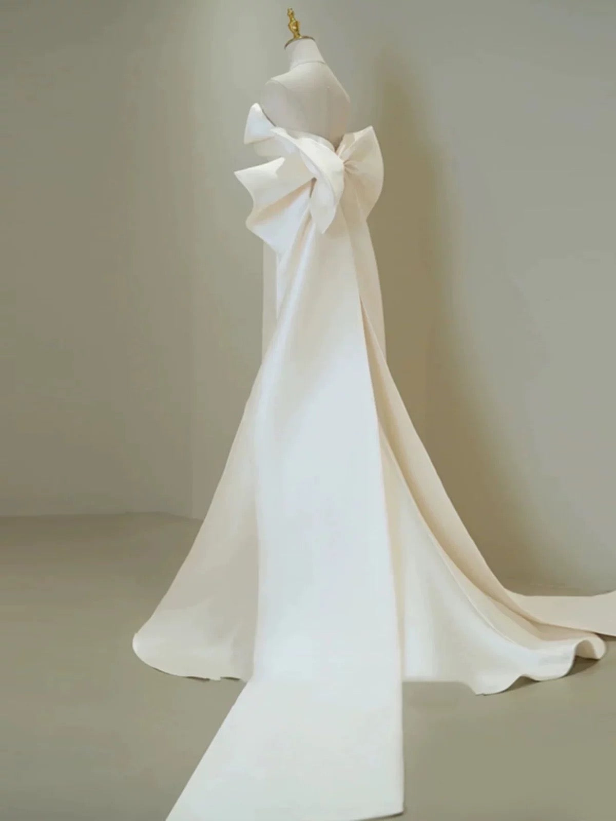 Timeless Mermaid Sweetheart White Satin Wedding Dresses