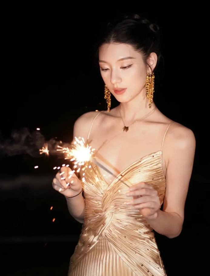 Fashion Spaghetti Straps V Neck Gold Satin Pleated Long Evening Dress Formal Wedding Guest Dress