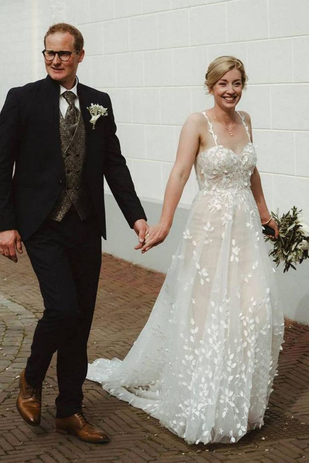 Beautiful A Line Spaghetti Straps White Tulle Wedding Dress with Appliques